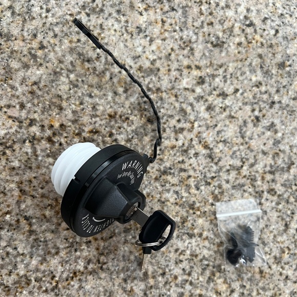 Locking fuel cap - Stant Model #10595 - EUC - Picture 3 of 7